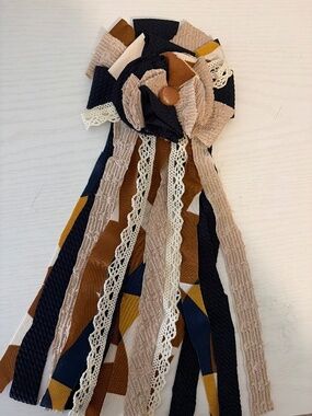 Navy and Tan abstract Flower Pin 💛💙